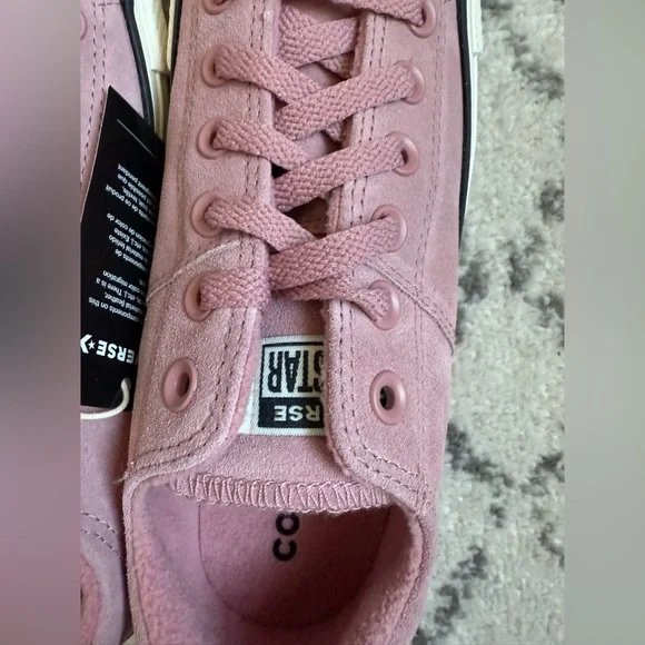 NEW IN BOX Converse Size 9 🖤 - Picture 5 of 14